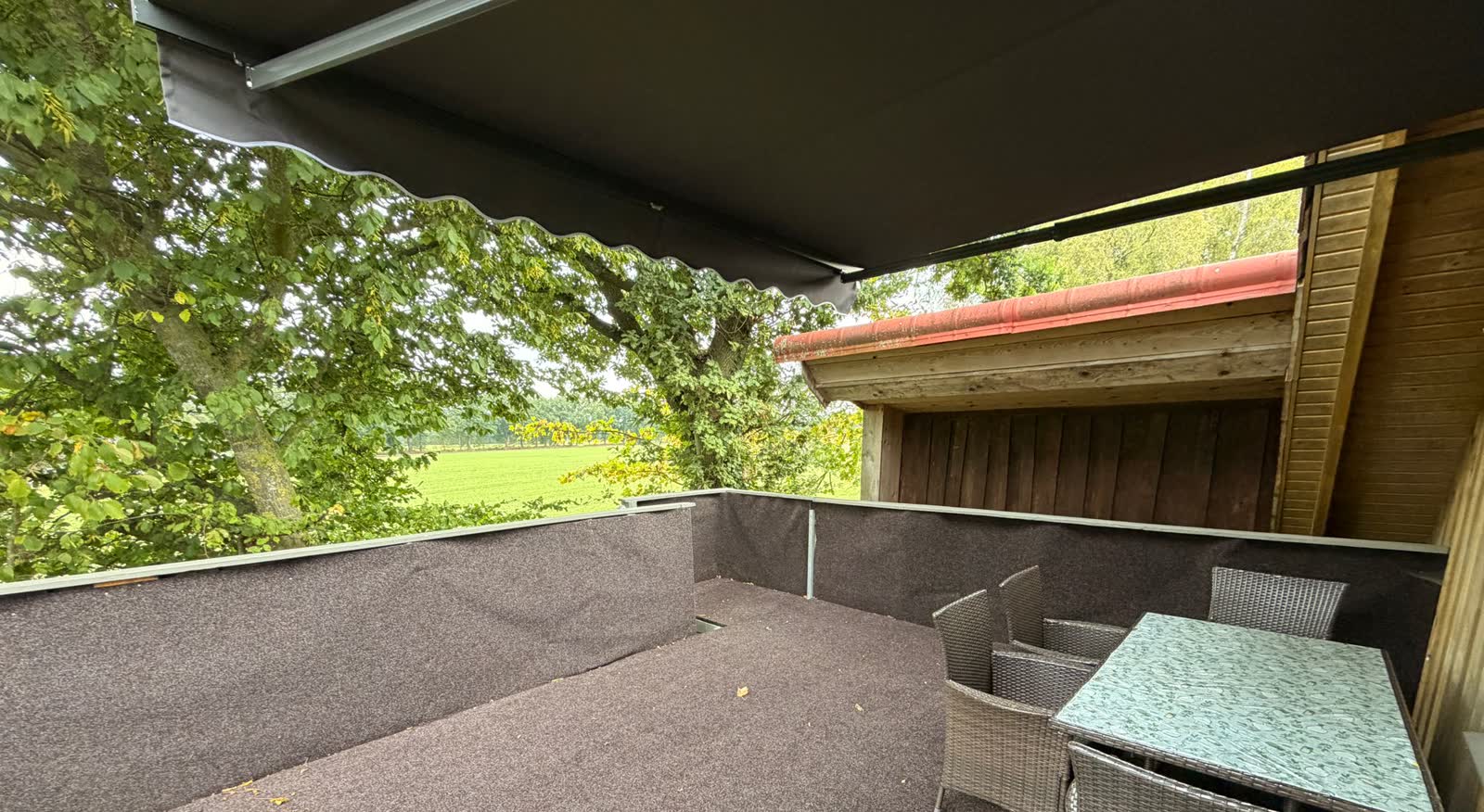 Blick von der Terrasse über die angrenzenden Felder