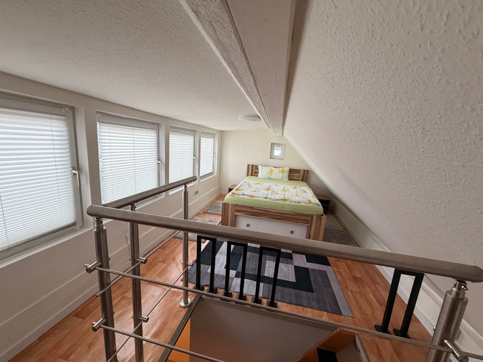 Galerie mit zweitem Doppelbett unter der Dachschräge