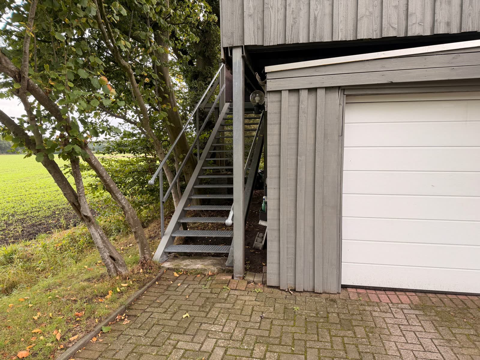 Außentreppe zum separaten Eingang der Ferienwohnung im Obergeschoss